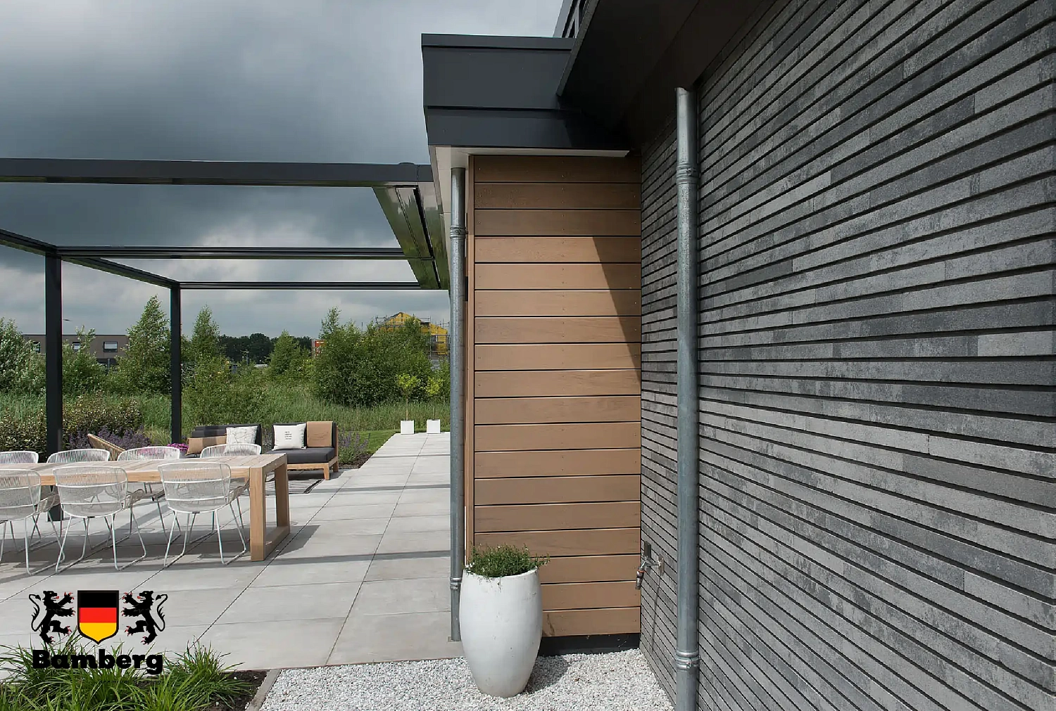 Террасная доска ДПК BAMBERG Lebanese Cedar в оформлении фасада