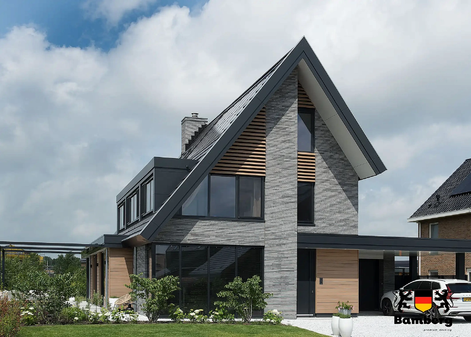 Террасная доска ДПК BAMBERG Lebanese Cedar в оформлении фасада